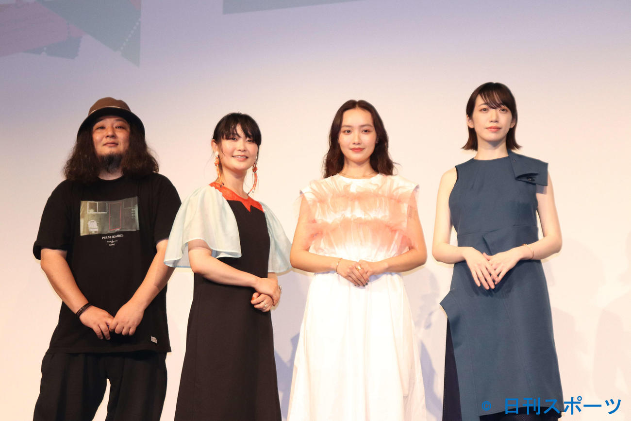SKIPシティ国際Dシネマ映画祭2022オープニングセレモニー＆オープニング上映「世界の始まりはいつも君と」舞台あいさつに出席した、左から磯部哲平監督、根矢涼香、手島美優、栗生みな（撮影・加藤理沙）