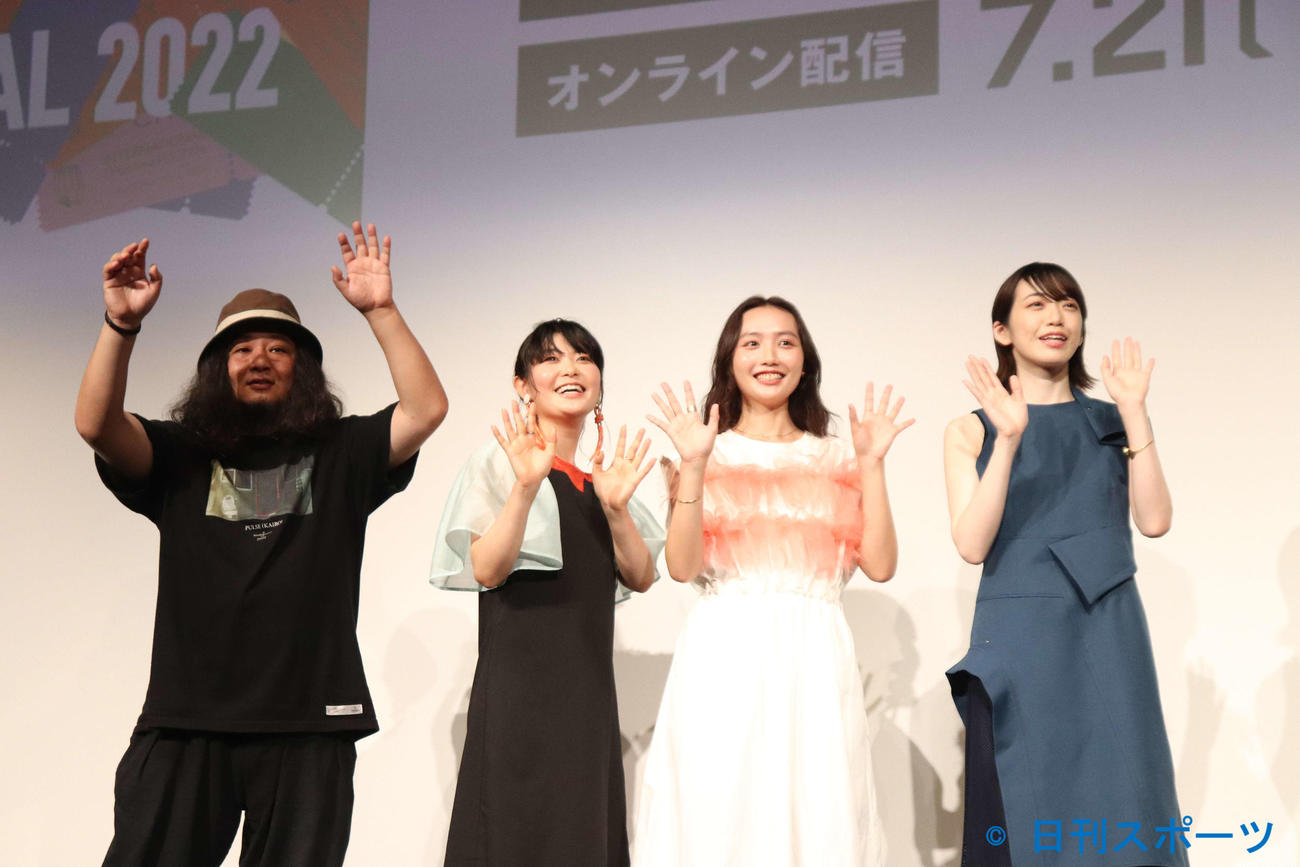 SKIPシティ国際Dシネマ映画祭2022オープニングセレモニー＆オープニング上映「世界の始まりはいつも君と」舞台あいさつで手を振る、左から磯部哲平監督、根矢涼香、手島美優、栗生みな（撮影・加藤理沙）