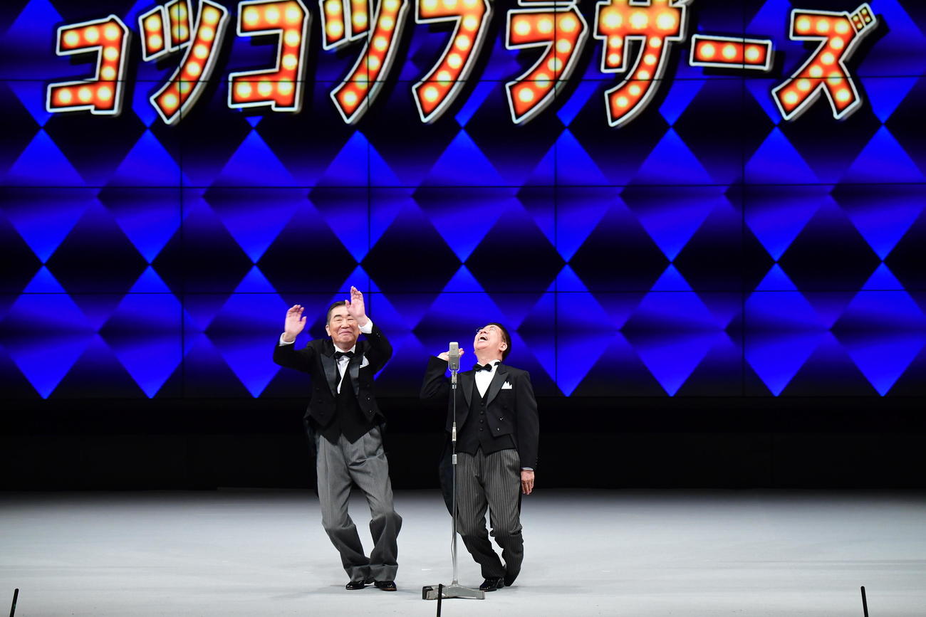 自身の独演会で西川きよし（右）と漫才に臨んだ桂文枝