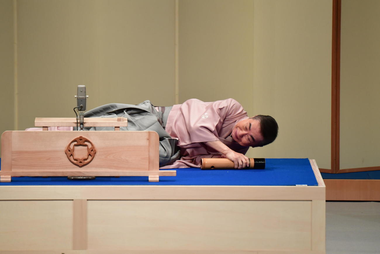 大きなパフォーマンスでネタを演じた桂文枝