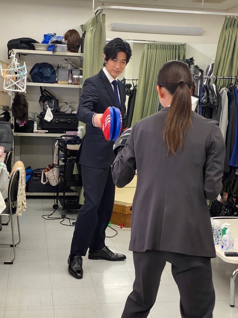 吉本実憂のミット打ち練習の相手をするディーン・フジオカ（「パンドラの果実～科学犯罪捜査ファイル～」オフィシャルブログより）