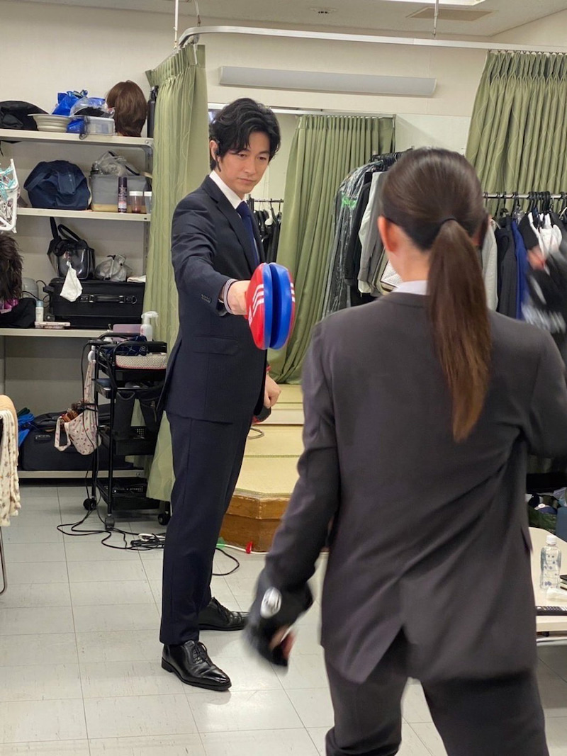 吉本実憂のミット打ち練習の相手をするディーン・フジオカ（「パンドラの果実～科学犯罪捜査ファイル～」オフィシャルブログより）