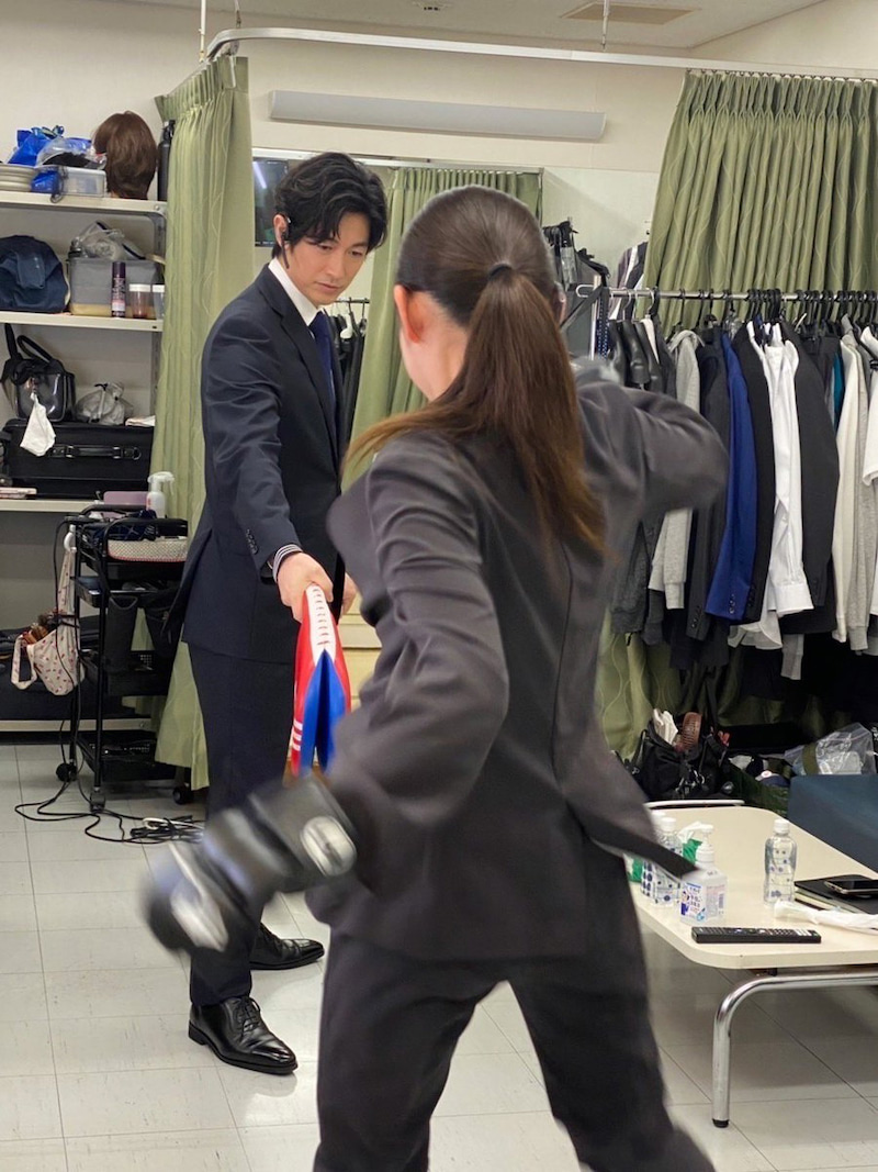 吉本実憂のミット打ち練習の相手をするディーン・フジオカ（「パンドラの果実～科学犯罪捜査ファイル～」オフィシャルブログより）
