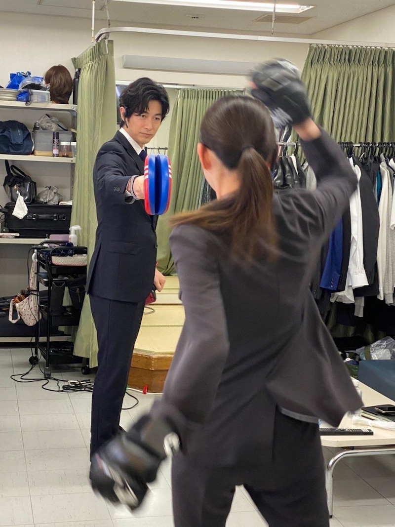 吉本実憂のミット打ち練習の相手をするディーン・フジオカ（「パンドラの果実～科学犯罪捜査ファイル～」オフィシャルブログより）