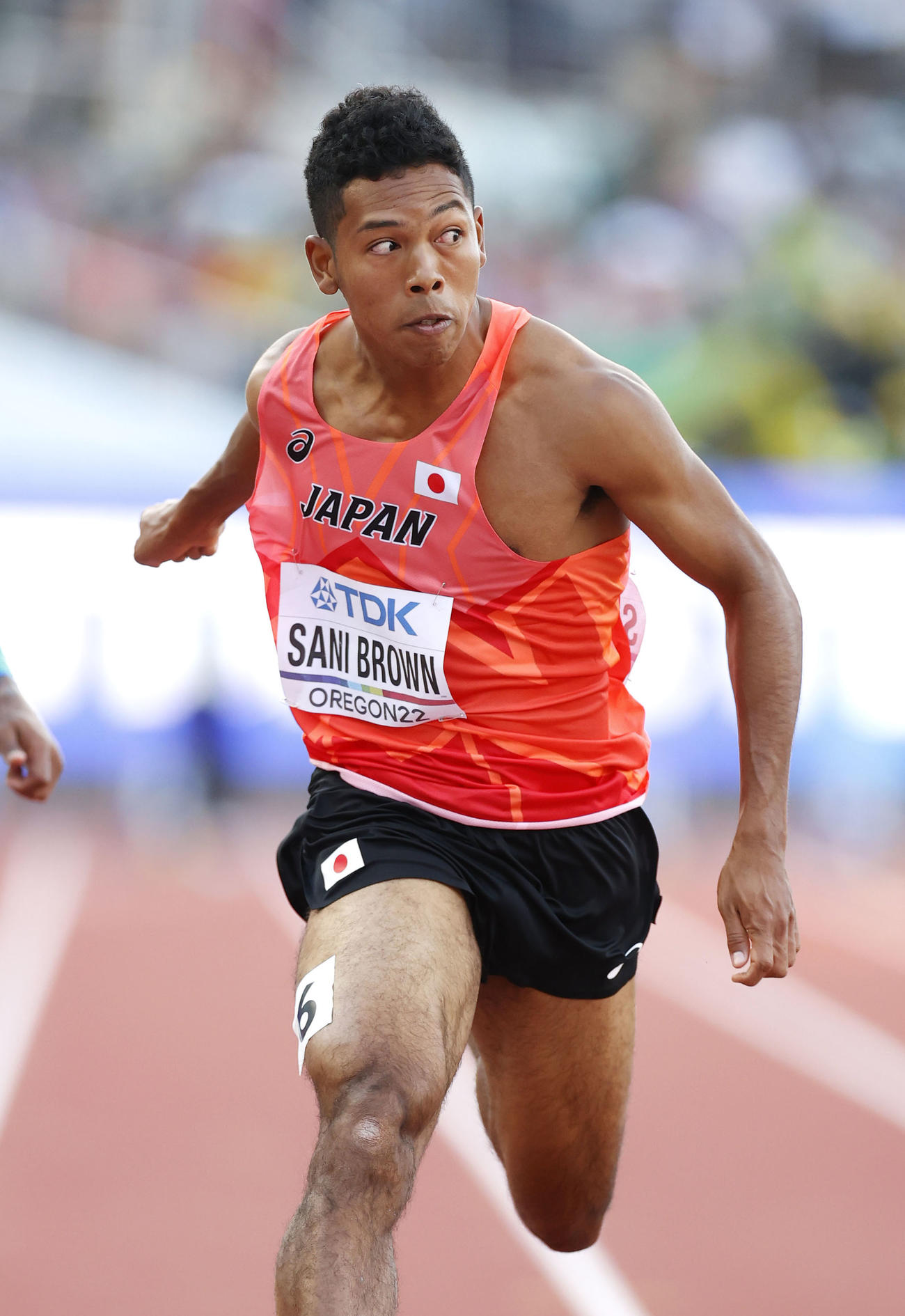 男子100メートル準決勝でゴールするサニブラウン・ハキーム（中央）（代表撮影）