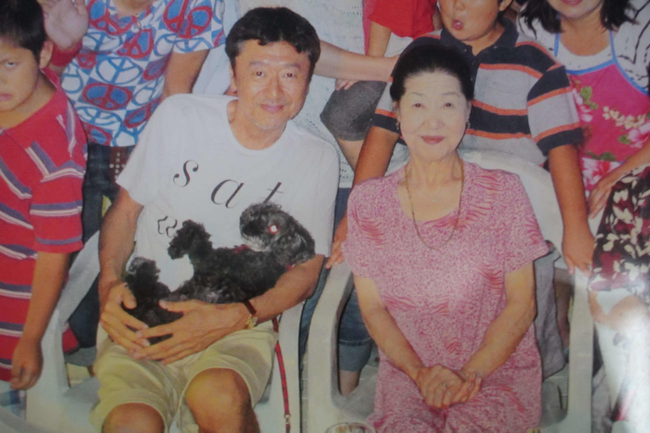 パン店「清月」の店内に飾られた桑田佳祐（左）と高橋ツナ子さんの写真（2022年7月2日撮影）