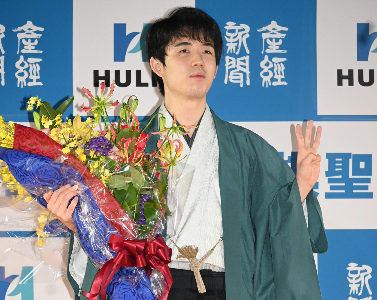 3連覇の「3」を指で作る藤井聡太棋聖（撮影・松浦隆司）