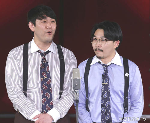 「M-1グランプリを科学する!」でネタを披露するオズワルドの畠中悠(左)と伊藤俊介(撮影・中島郁夫)