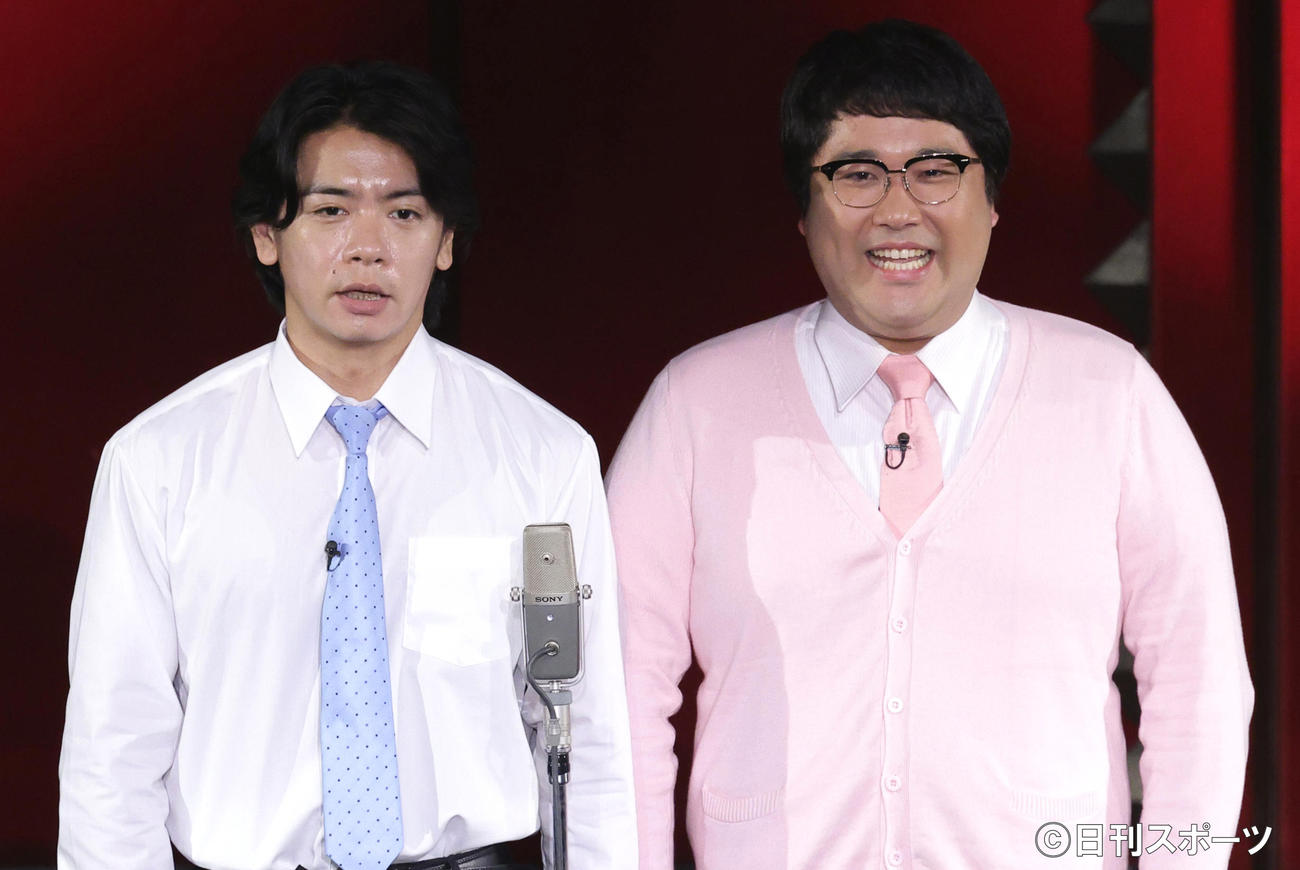 「M－1グランプリを科学する！」でネタを披露するマヂカルラブリーの野田クリスタル（左）と村上（撮影・中島郁夫）
