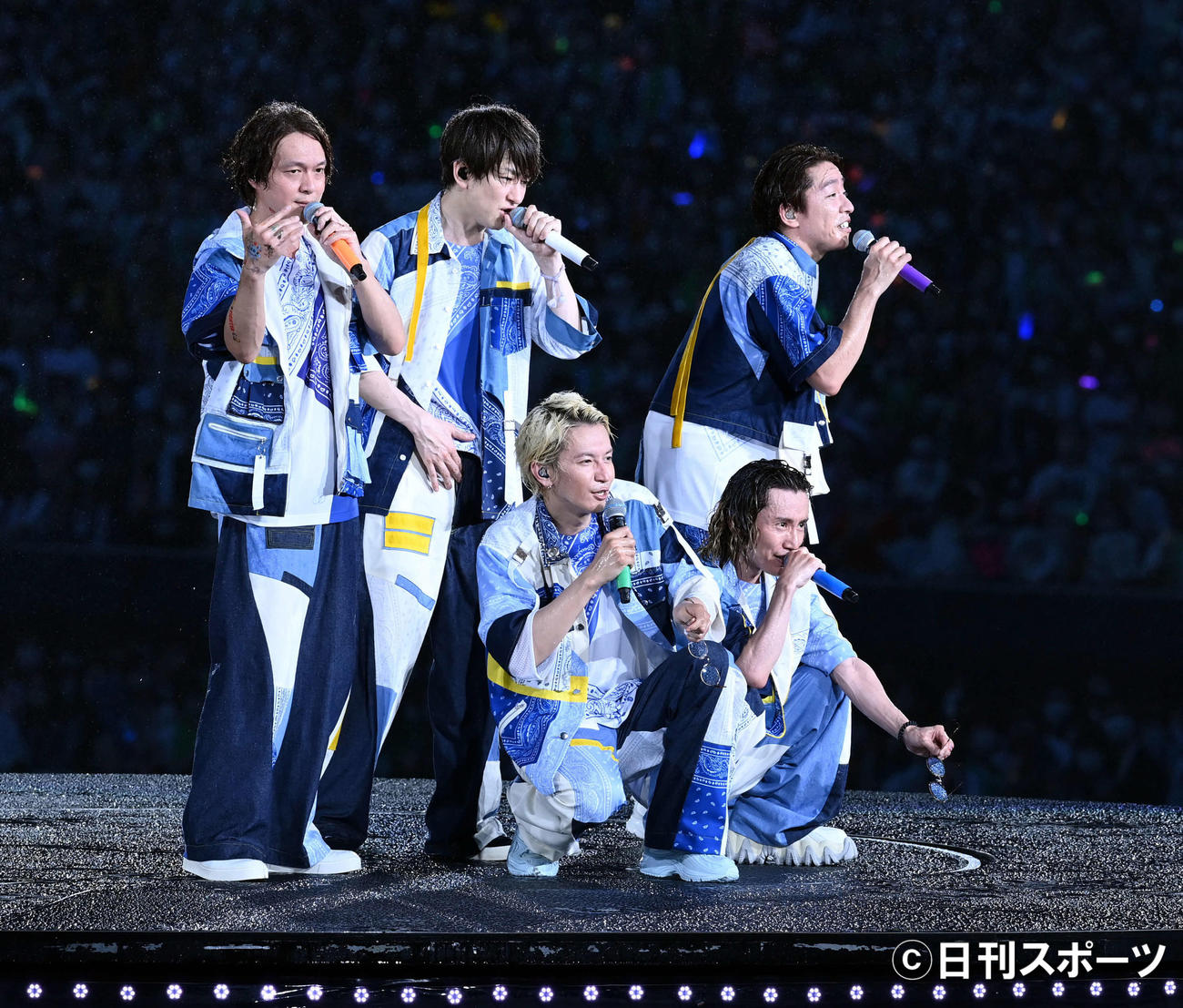 ウォータースプラッシュの演出の中、熱唱する関ジャニ∞。左から丸山隆平、横山裕、大倉忠義、村上信五、安田章大（撮影・たえ見朱実）