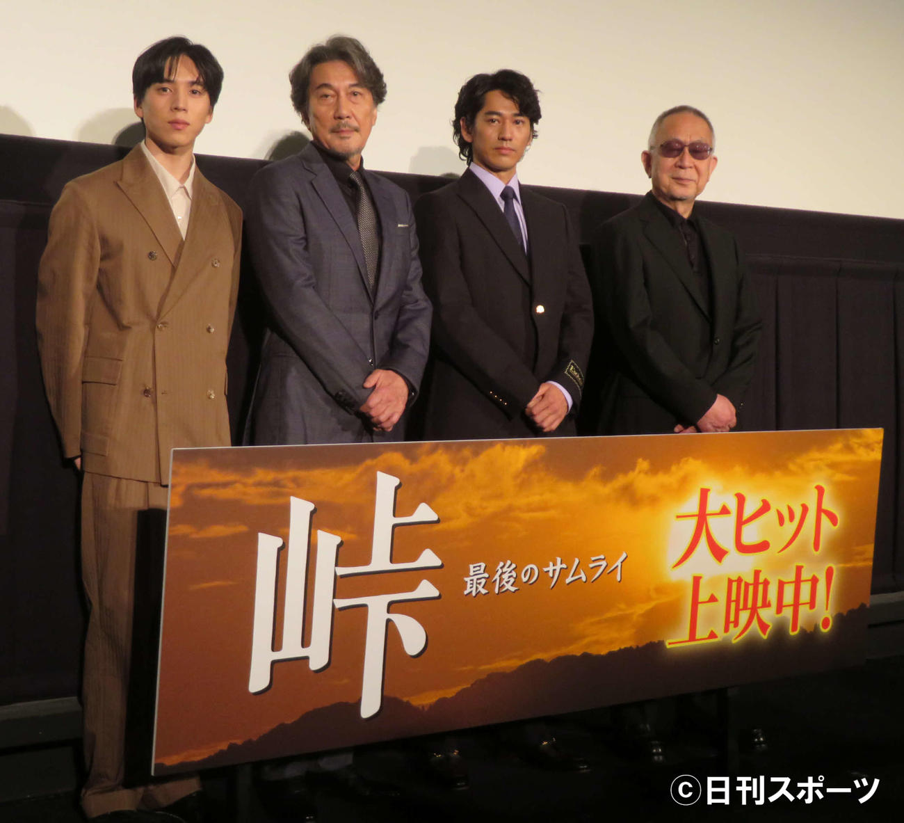 映画「峠　最後のサムライ」公開後舞台あいさつに登壇した、左から坂東龍汰、役所広司、永山絢斗、小泉堯史監督（撮影・村上幸将）