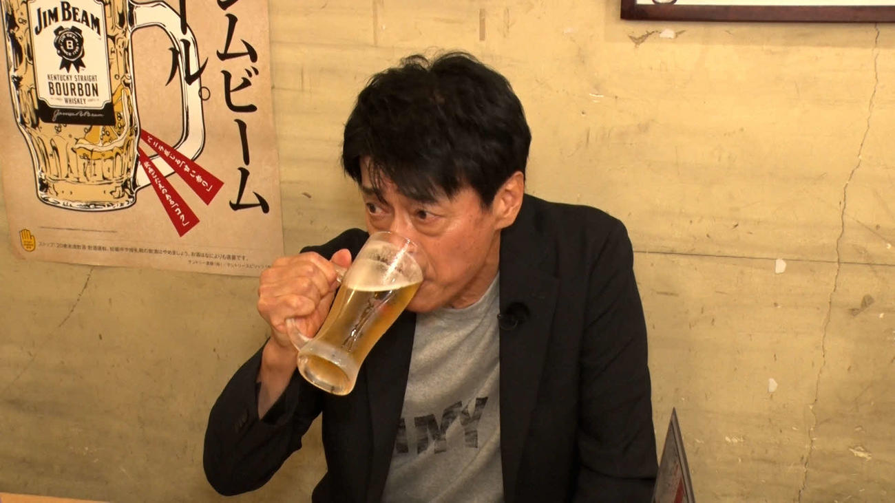 スナックの名物ママと語り合う番組「ママをたずねて三千里」に出演する神保悟志