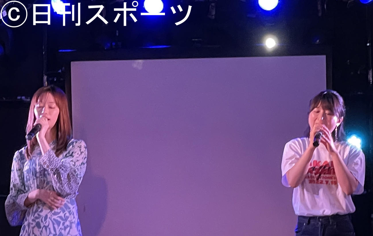 劇団4ドル50セント田代明（右）が自身の卒業イベントで前田悠雅（左）とデュエットした（撮影・横山慧）
