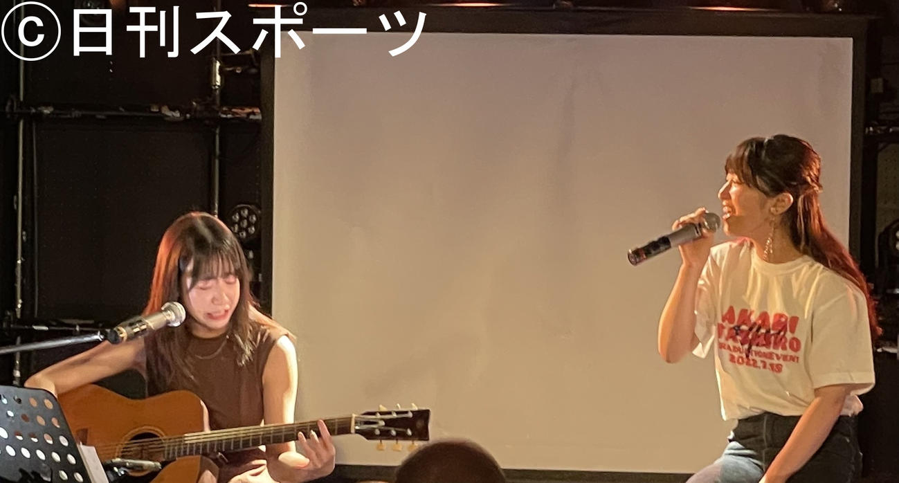劇団4ドル50セント田代明（右）が自身の卒業イベントで堀口紗奈（左）とデュエットした（撮影・横山慧）
