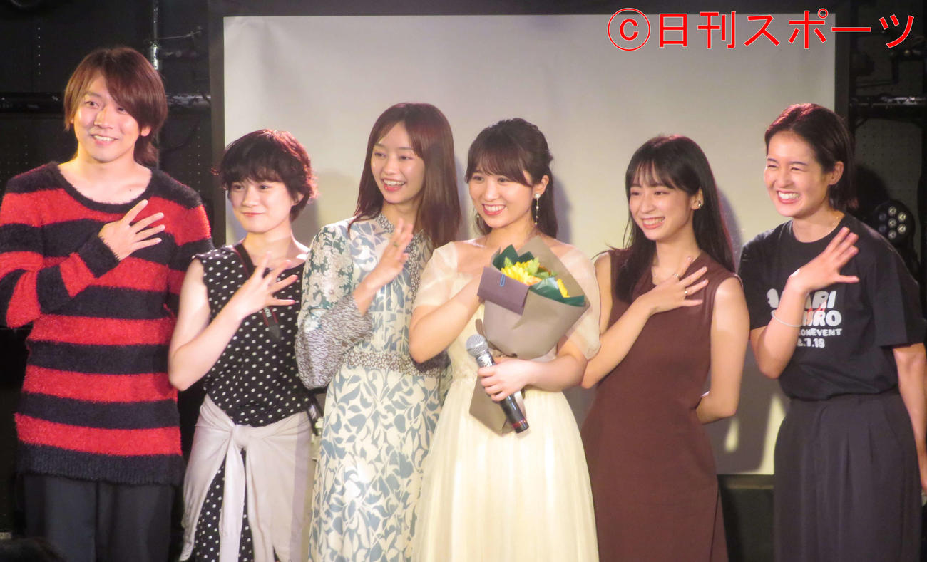 田代明（左から4人目）の卒業イベントに出演した劇団4ドル50セント劇団員。左から久道成光、仲美海、前田悠雅、1人おいて堀口紗奈、岡田帆乃佳（撮影・横山慧）