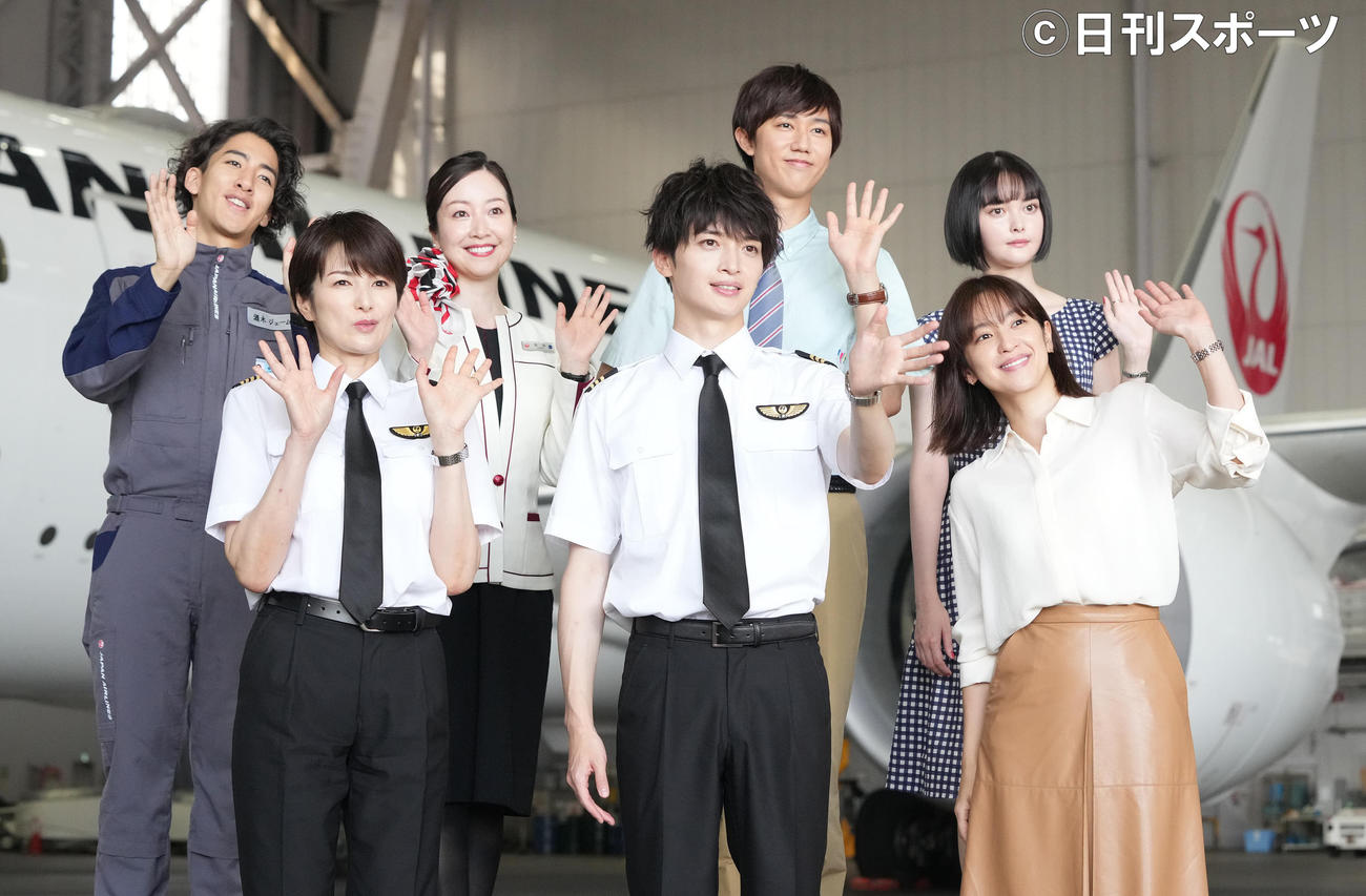 テレビ朝日「NICE FLIGHT！」制作発表記者会見でJALの機体をバックに手を振る出演者たち。前列左から吉瀬美智子、玉森裕太、中村アン、後列左から尾上右近、黒川智花、阿部亮平、玉城ティナ（撮影・鈴木みどり）