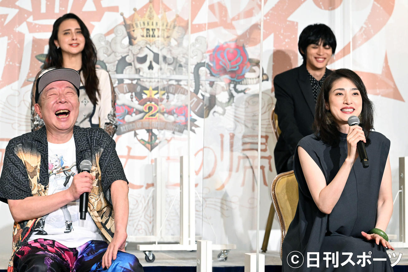 天海祐希（手前右）のトークに爆笑する古田新太（手前左）。奥左から石田ニコル、神尾楓珠（撮影・滝沢徹郎）