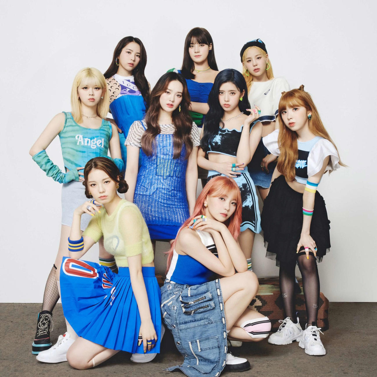 NiziU。前列左からAYAKA、MAYUKA、中列左からRIKU、RIO、RIMA、MIIHI、後列左からMAYA、NINA、MAKO