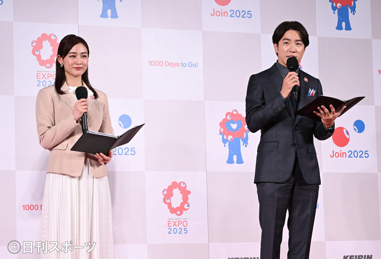 司会を務める新井恵理那（左）と村上信五（撮影・滝沢徹郎）