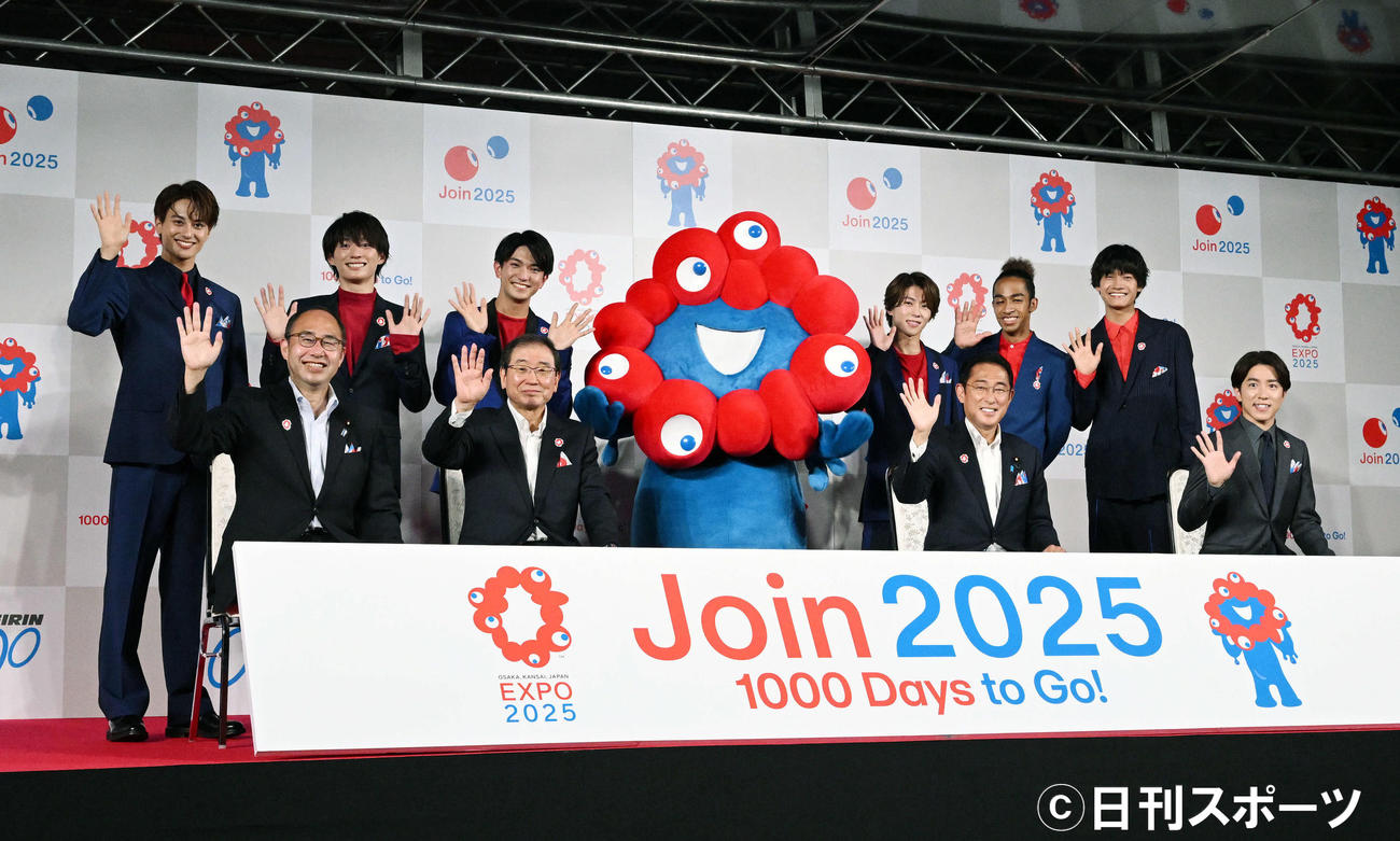 公式キャラクターのミャクミャク（中央）と記念撮影する、前列左から細田健一経済産業副大臣兼内閣府副大臣、2025年日本国際博覧会協会十倉雅和会長、岸田文雄首相、村上信五、後列左からAえ！　groupの小島健、福本大晴、正門良規、末澤誠也、草間リチャード敬太、佐野晶哉（撮影・滝沢徹郎）