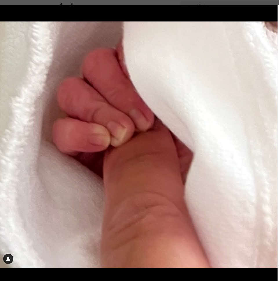 濱口優がインスタグラムで発表した、南明奈との間に生まれた第1子の写真