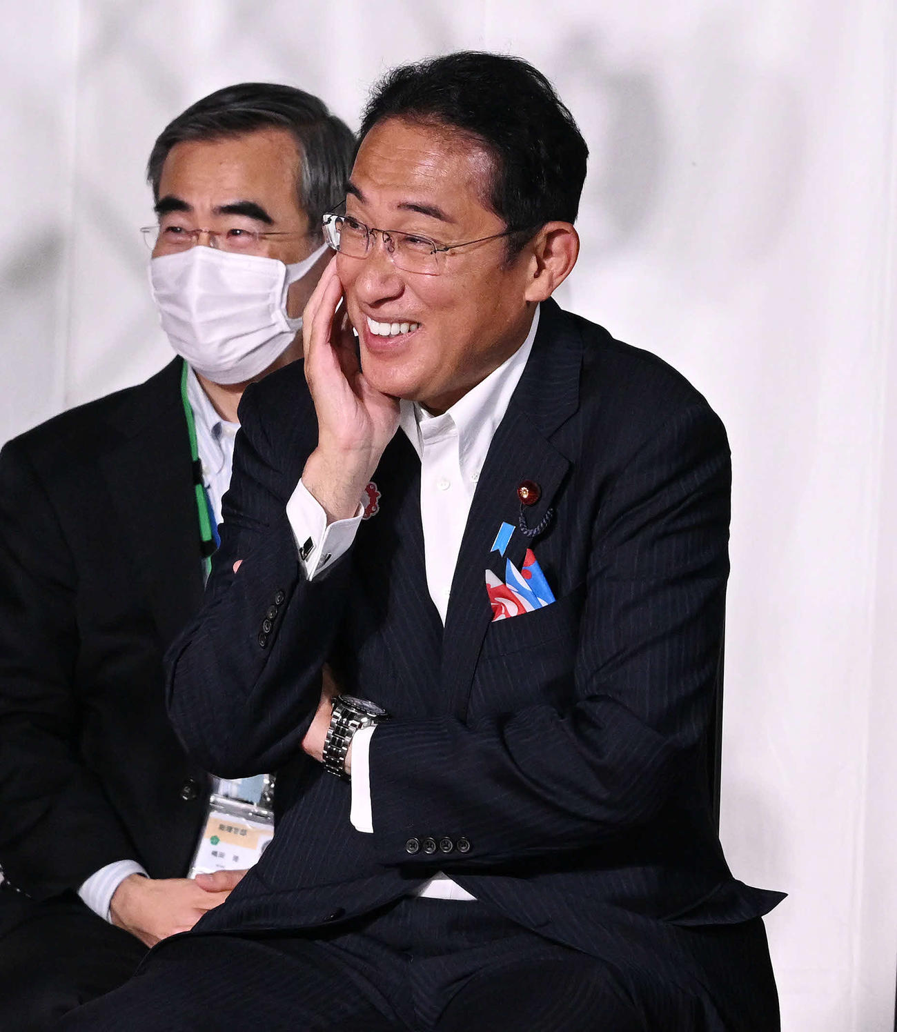 Aえ！　groupの福本大晴の一発ギャグを見て笑う岸田文雄首相（手前）（撮影・滝沢徹郎）