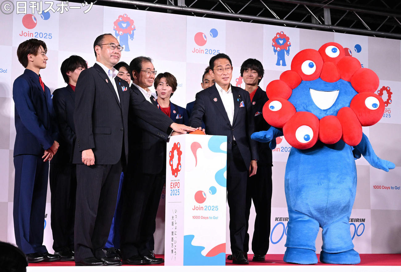東京スカイツリーの特別ライティングの点灯式に臨む岸田文雄首相（前列左から3人目）ら（撮影・滝沢徹郎）