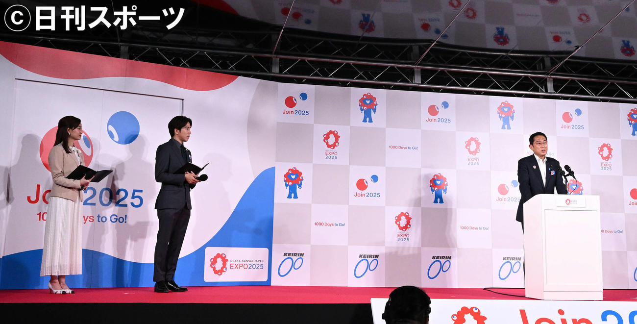 あいさつする岸田文雄首相（右）。左から司会の新井恵理那、村上信五（撮影・滝沢徹郎）