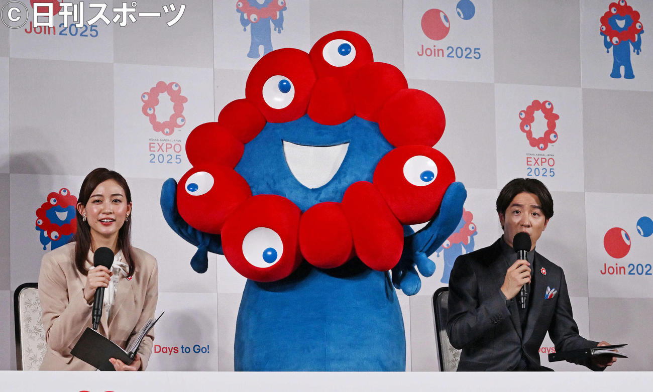 記念撮影の前に公式キャラクターのミャクミャク（中央）の場所を確認する村上信五（右）と新井恵理那（撮影・滝沢徹郎）