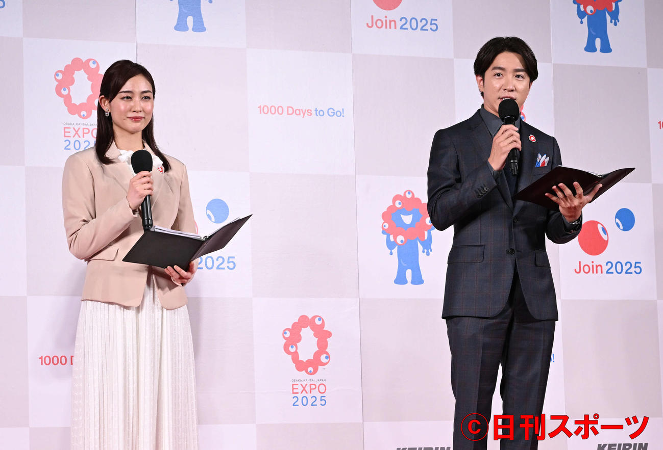 司会を務める新井恵理那（左）と村上信五（撮影・滝沢徹郎）