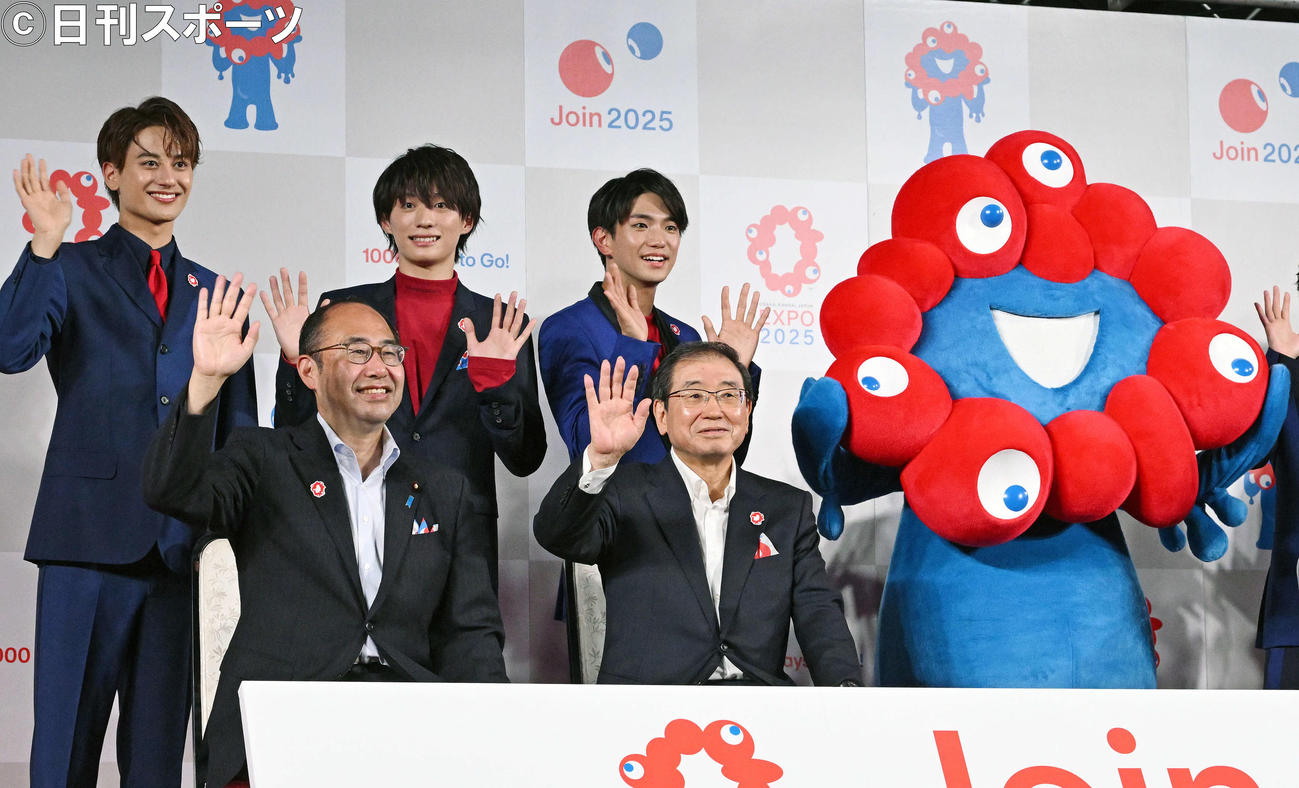 公式キャラクターのミャクミャク（右）と記念撮影する、前列左から細田健一経済産業副大臣兼内閣府副大臣、2025年日本国際博覧会協会十倉雅和会長、後列左からAえ！　groupの小島健、福本大晴、正門良規（撮影・滝沢徹郎）