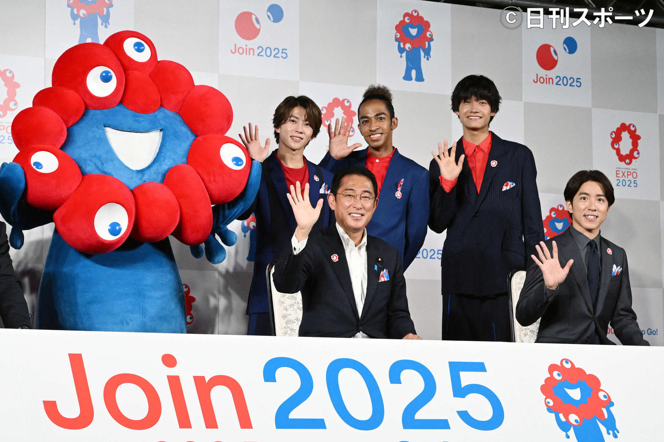 公式キャラクターのミャクミャク（左）と記念撮影する、前列左から岸田文雄首相、村上信五、後列左からAえ！　groupの末澤誠也、草間リチャード敬太、佐野晶哉（撮影・滝沢徹郎）