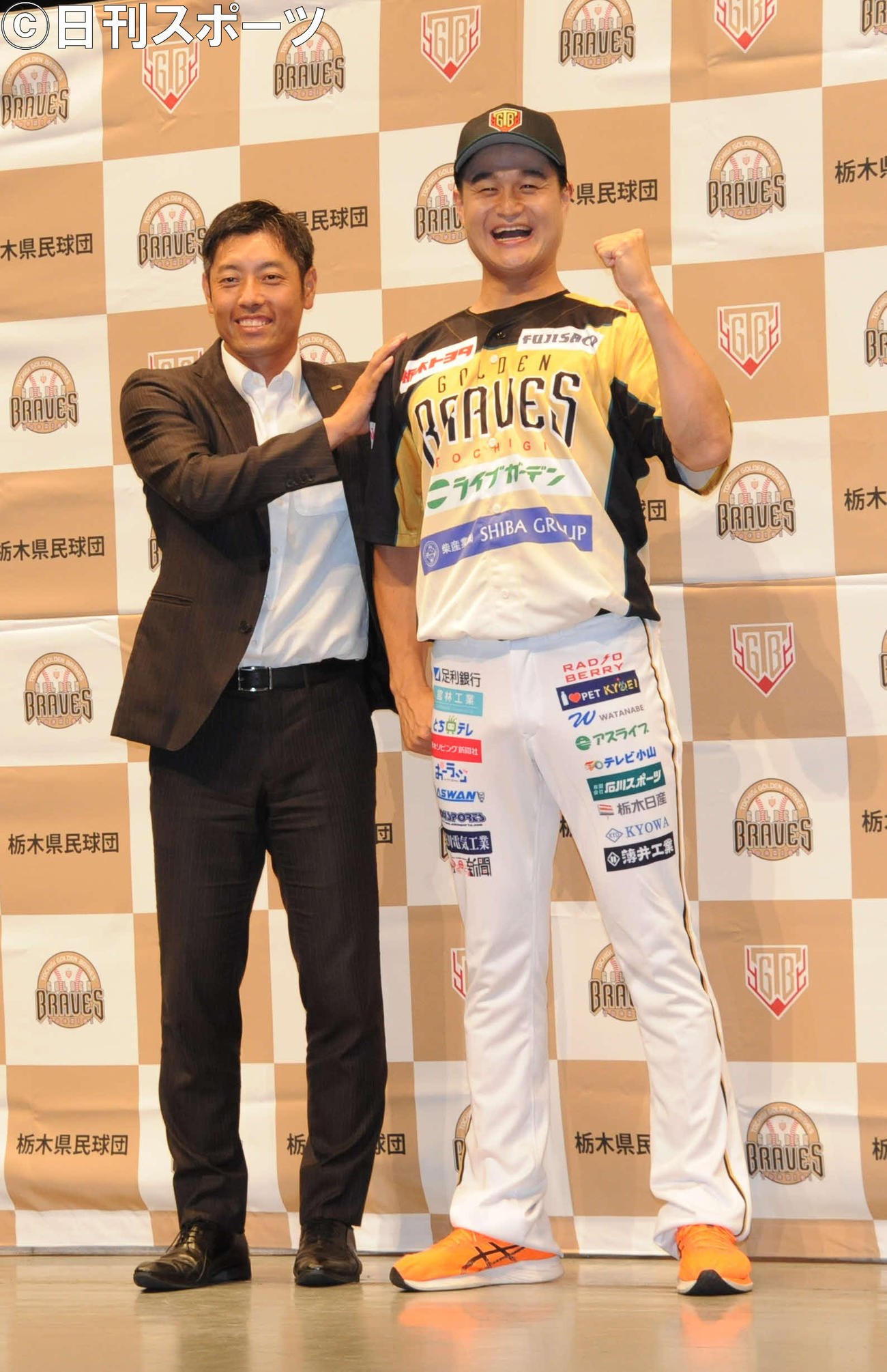 野球の独立リーグ、BCリーグ・栃木ゴールデンブレーブスへの入団会見に出席した、お笑いコンビ、ティモンディの高岸宏行（右）と寺内崇幸監督（撮影・松尾幸之介）