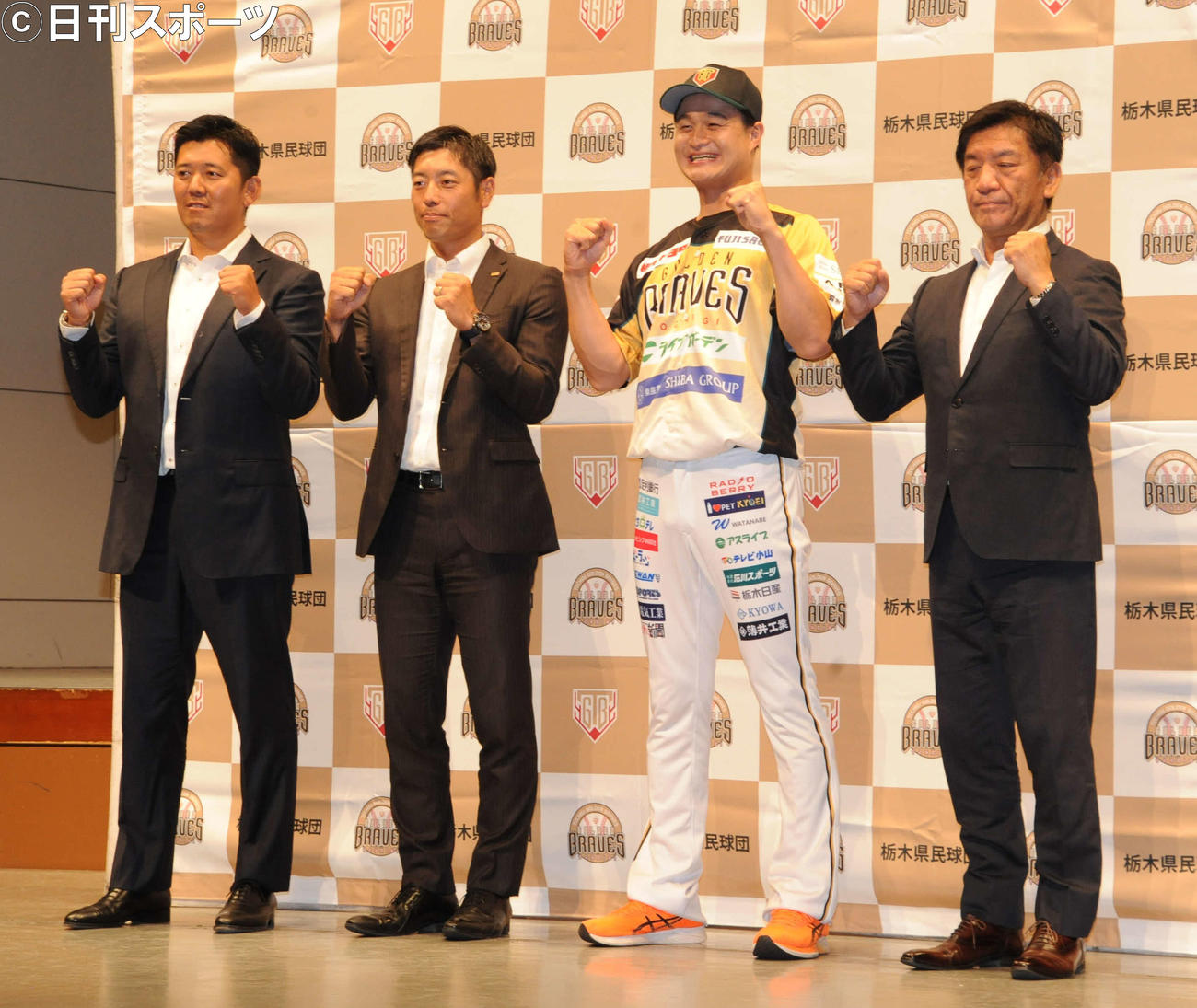 野球の独立リーグ、BCリーグ・栃木ゴールデンブレーブスへの入団会見に出席した、左から成瀬善久投手兼投手総合コーチ、寺内崇幸監督、お笑いコンビ、ティモンディの高岸宏行、江部達也社長（撮影・松尾幸之介）