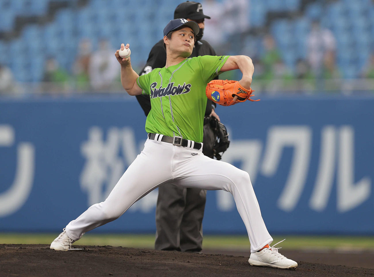 4月13日、ヤクルト－広島戦の始球式で投球するティモンディの高岸