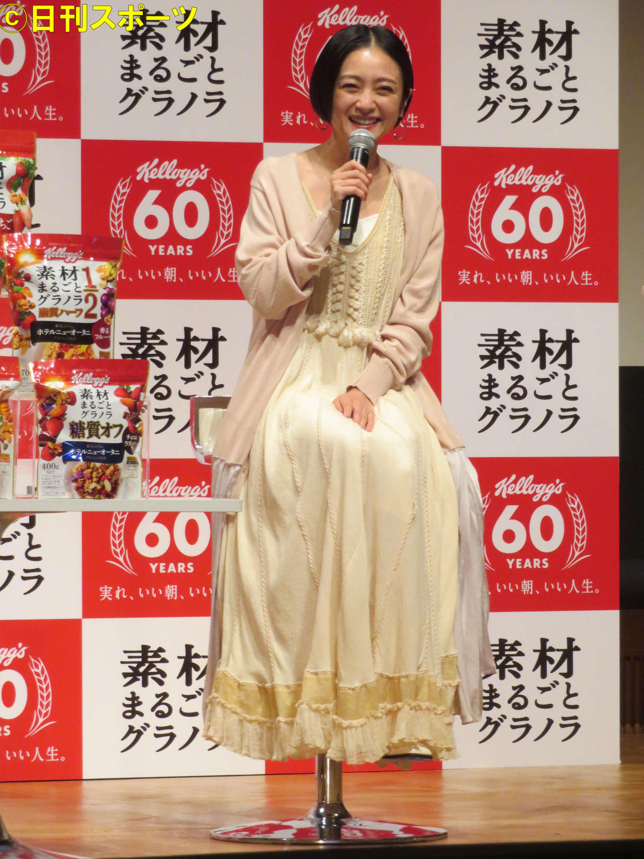 「ケロッグ素材まるごとグラノラ」新CM発表会で笑みを浮かべる安達祐実（撮影・村上幸将）