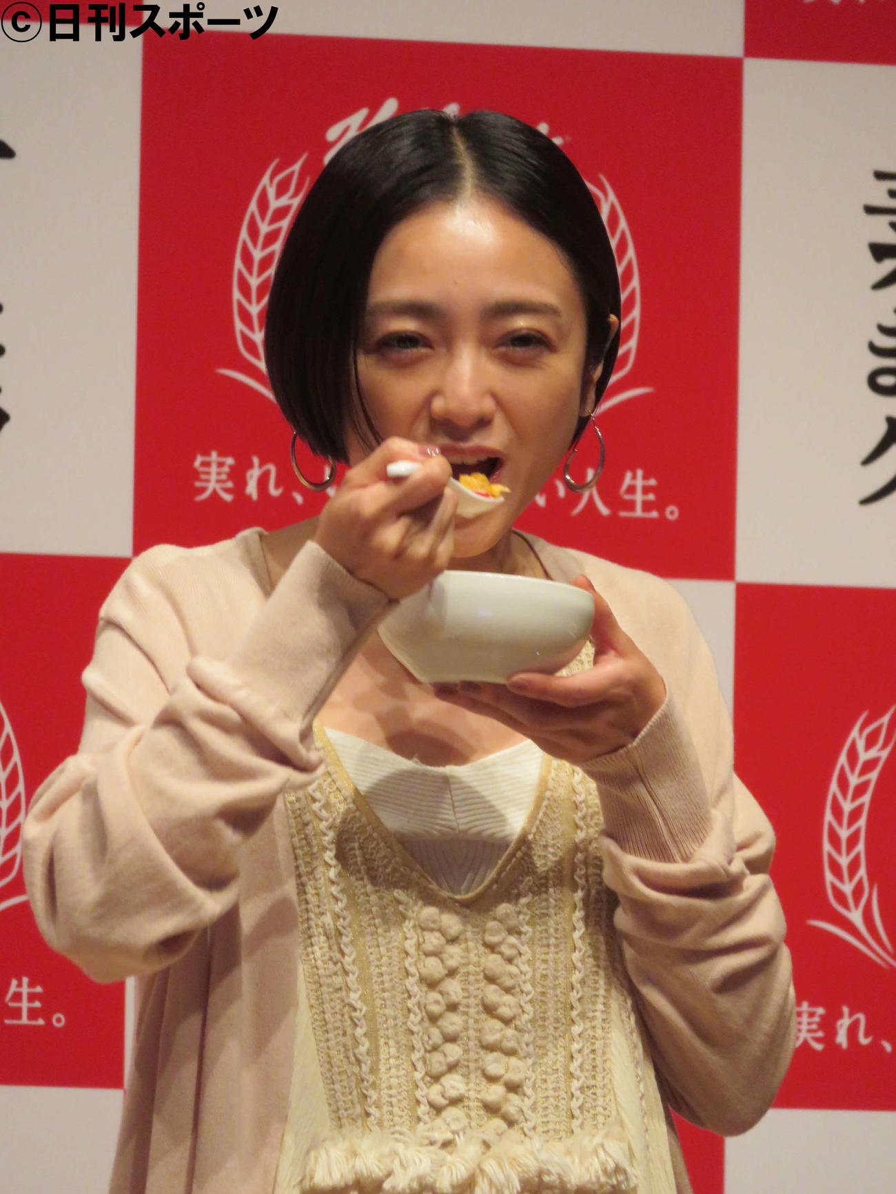 「ケロッグ素材まるごとグラノラ」新CM発表会で、グラノラを実食する安達祐実（撮影・村上幸将）