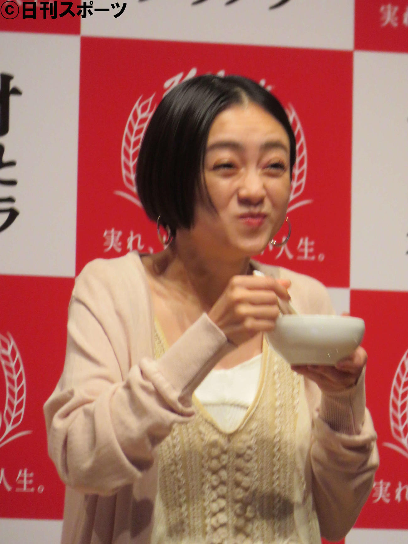 「ケロッグ素材まるごとグラノラ」新CM発表会で、グラノラを実食する安達祐実（撮影・村上幸将）