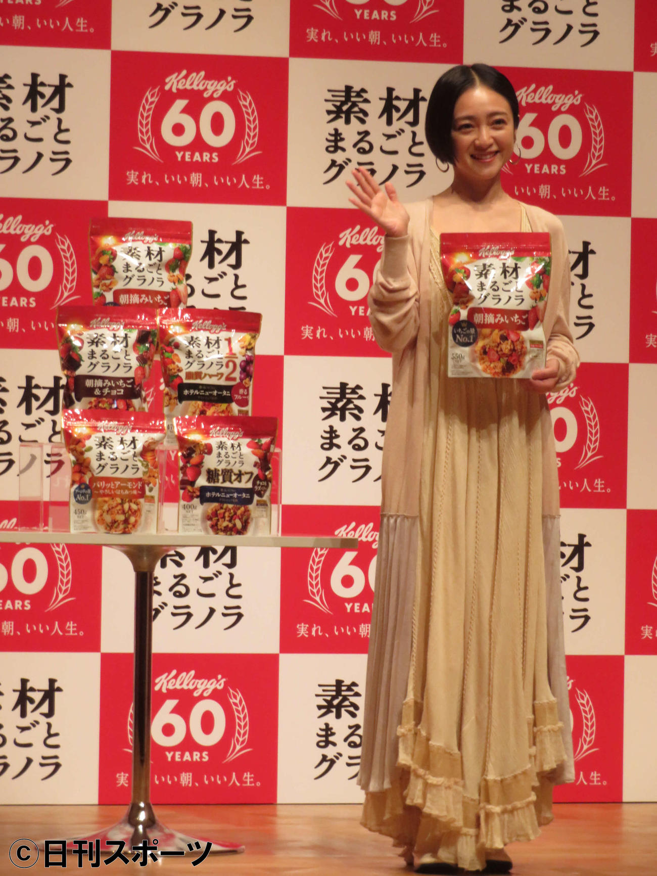 「ケロッグ素材まるごとグラノラ」新CM発表会で笑みを浮かべる安達祐実（撮影・村上幸将）