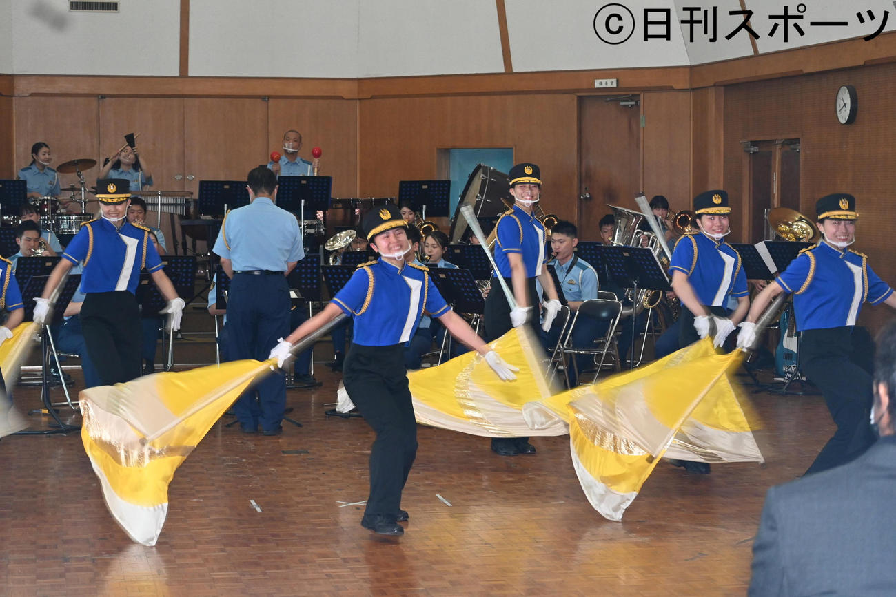 大阪府警察音楽隊の演奏と大阪府警察カラーガード隊の美技を見つめる阿部寛（手前）（撮影・松浦隆司）