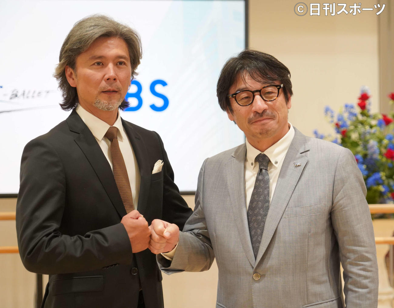 K－BALLETとTBSの資本業務提携記者会見を行った熊川哲也（左）とTBS佐々木卓社長（撮影・佐藤成）
