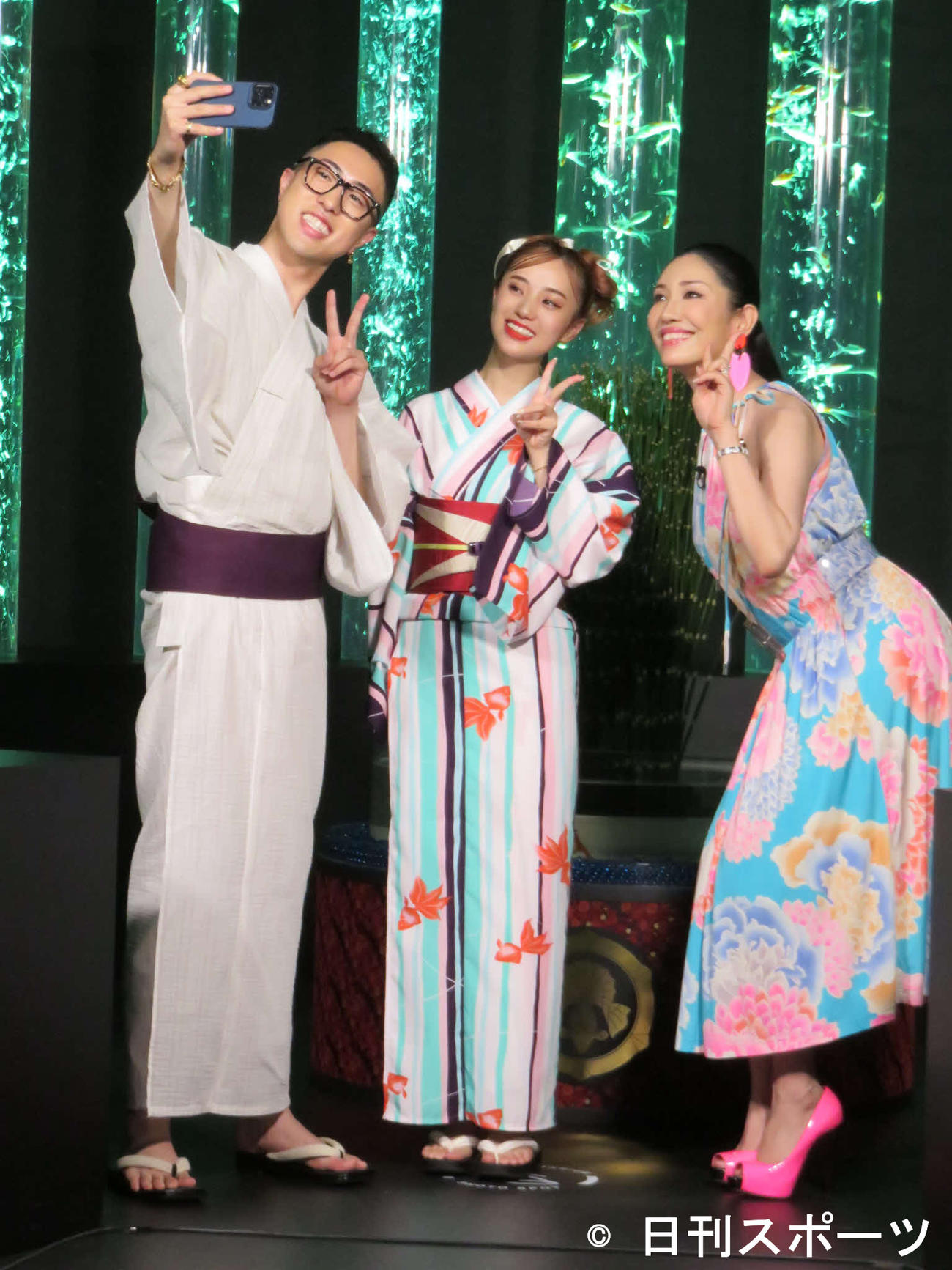 「アートアクアリウム美術館　GINZA」で写真を撮るアンミカ（右）と中町兄妹