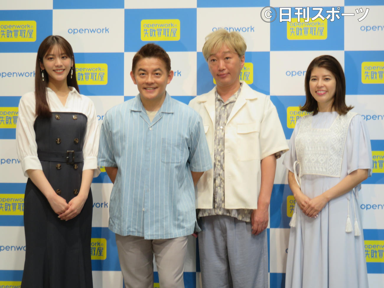 「転職失敗買取屋」のオープニングイベント。（左から）司会の貴島明日香、井戸田潤、小沢一敬、神田愛花