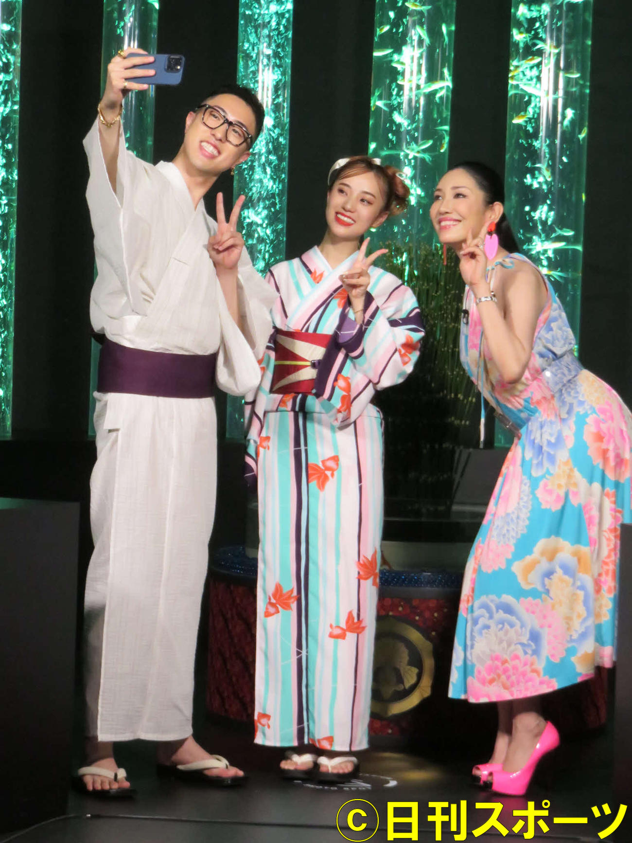 「アートアクアリウム美術館　GINZA」で写真を撮るアンミカ（右）と中町兄妹