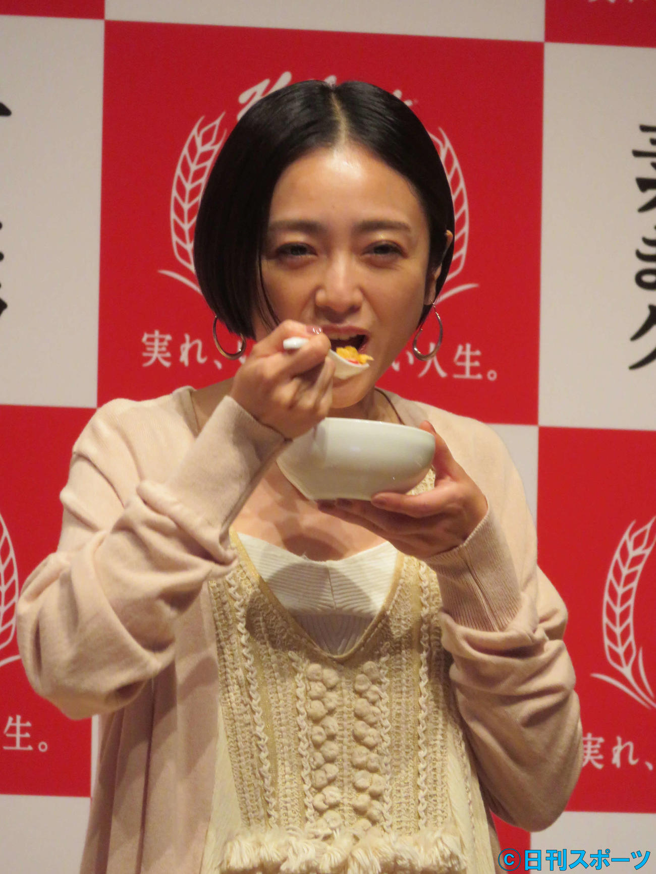 「ケロッグ素材まるごとグラノラ」新CM発表会で、グラノラを実食する安達祐実（撮影・村上幸将）