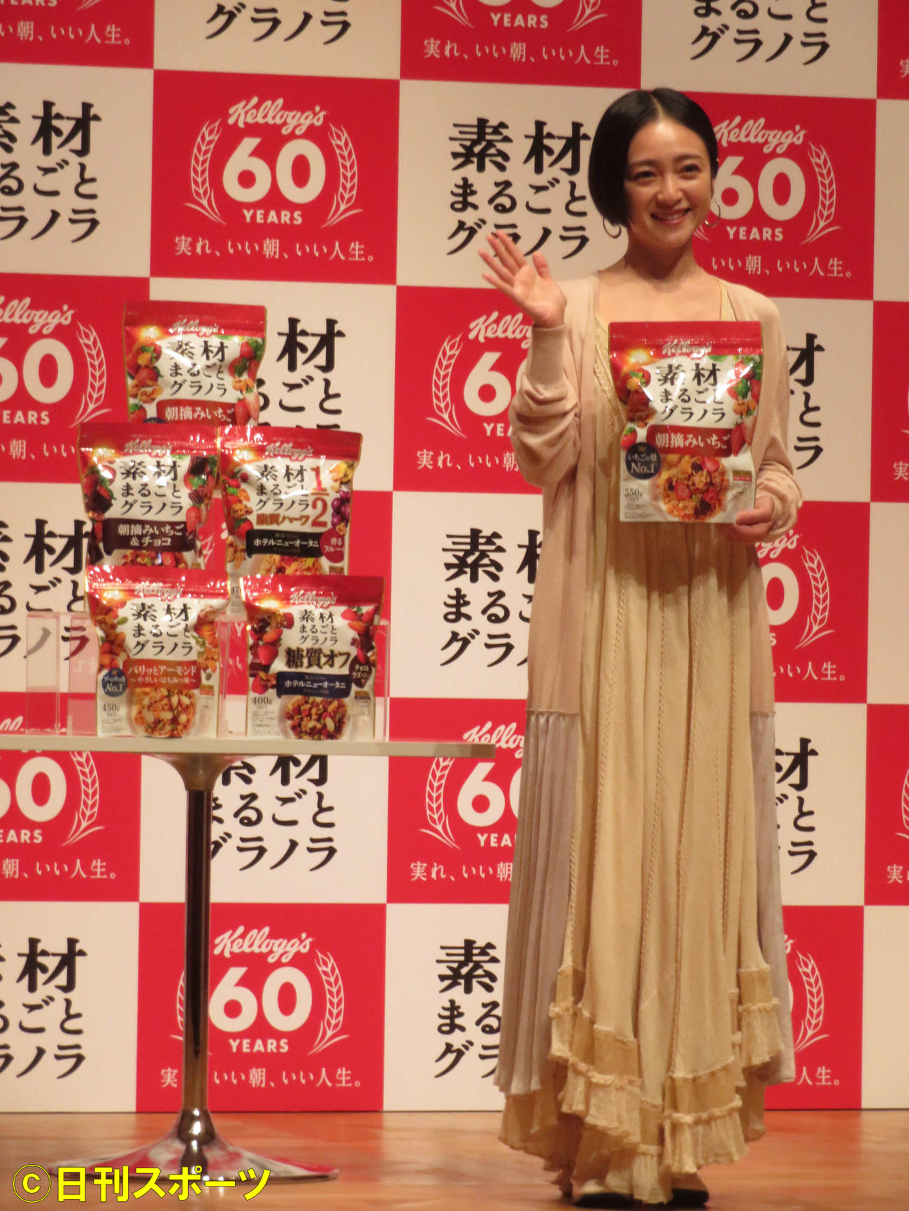 「ケロッグ素材まるごとグラノラ」新CM発表会で笑みを浮かべる安達祐実（撮影・村上幸将）
