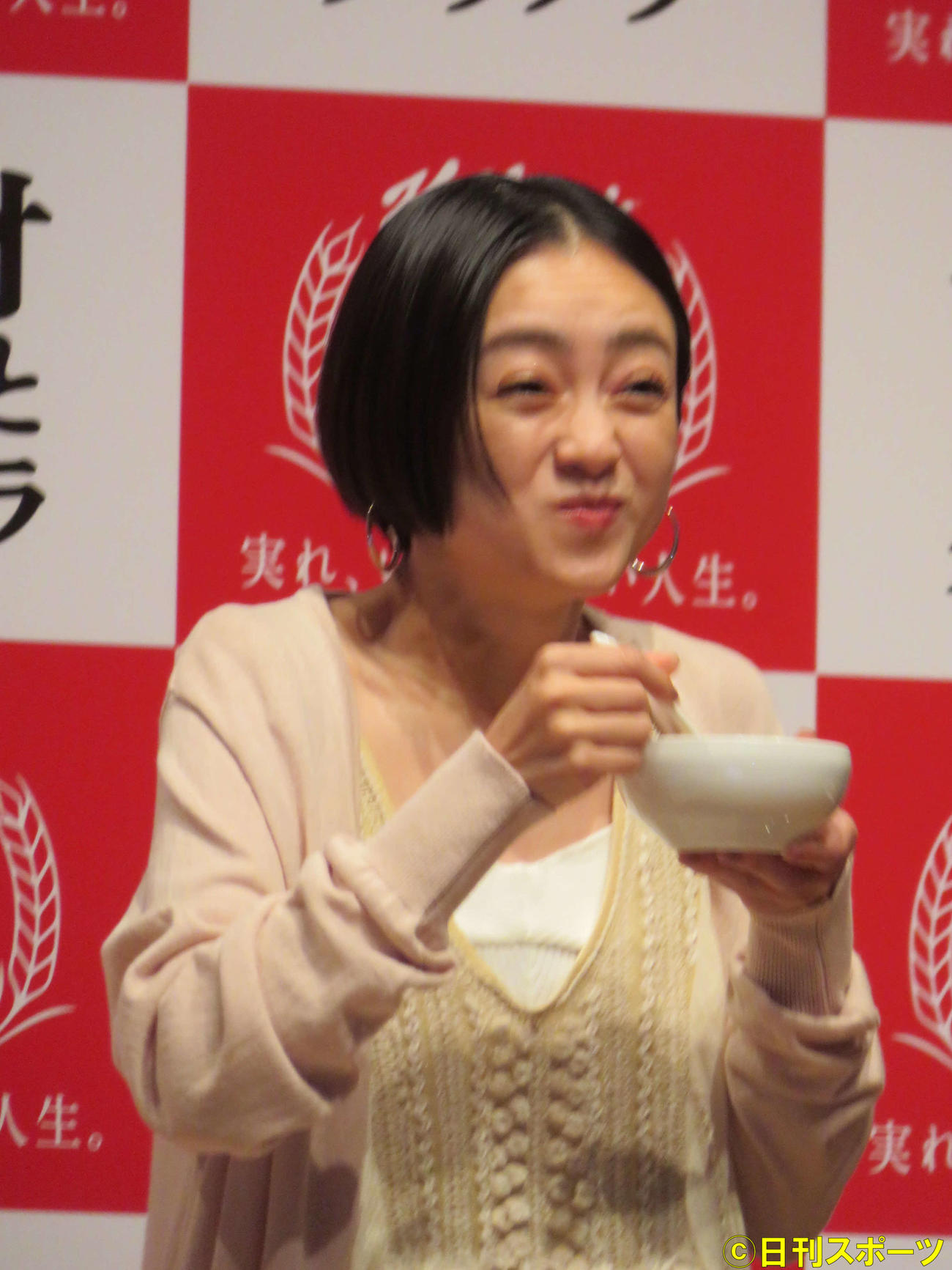 「ケロッグ素材まるごとグラノラ」新CM発表会で、グラノラを実食する安達祐実（撮影・村上幸将）