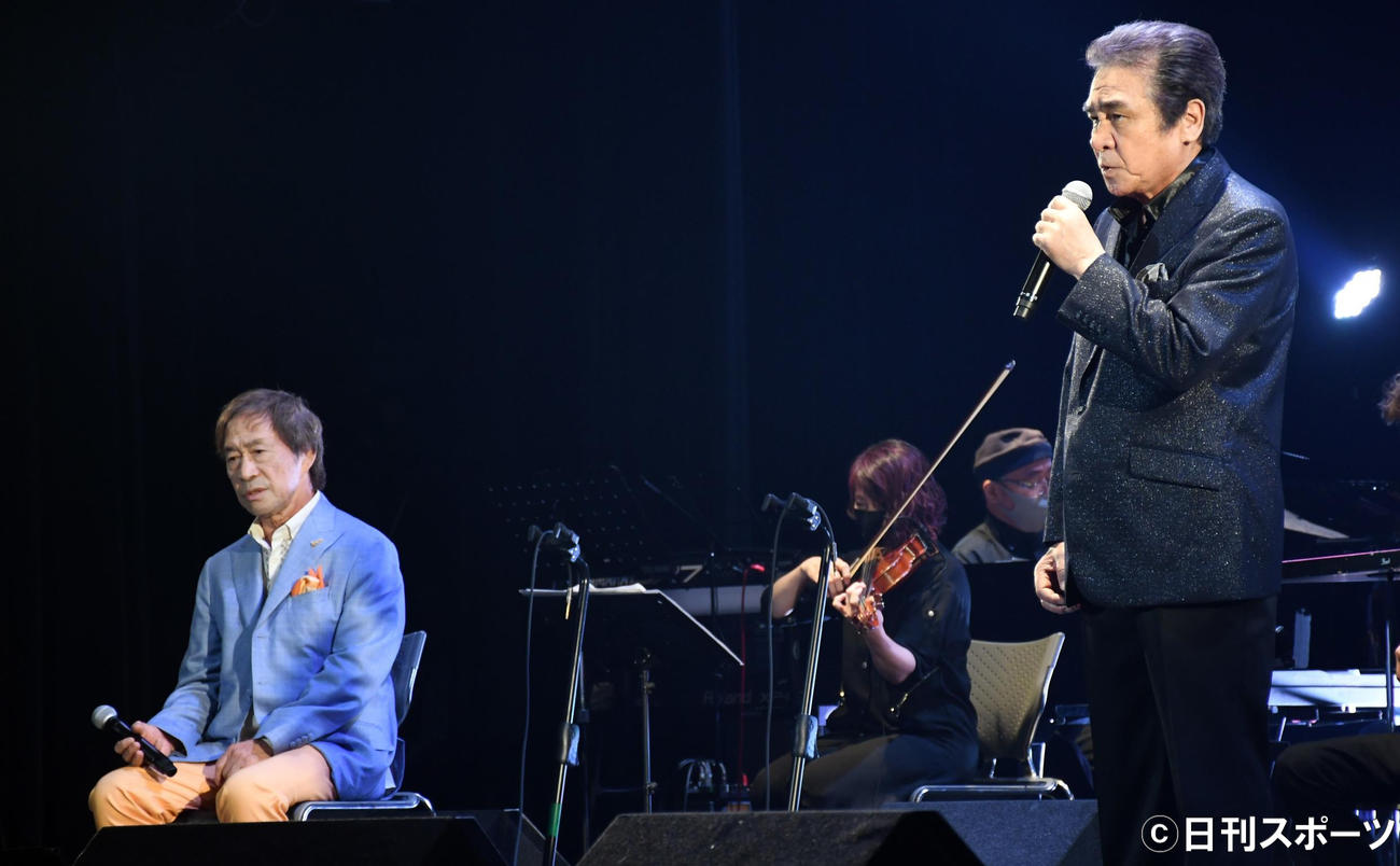 「鳥羽一郎・海援隊ライブコンサート」で武田鉄矢（左）が作詞した40周年記念曲「一本道の唄」を歌唱する鳥羽一郎（撮影・大友陽平）