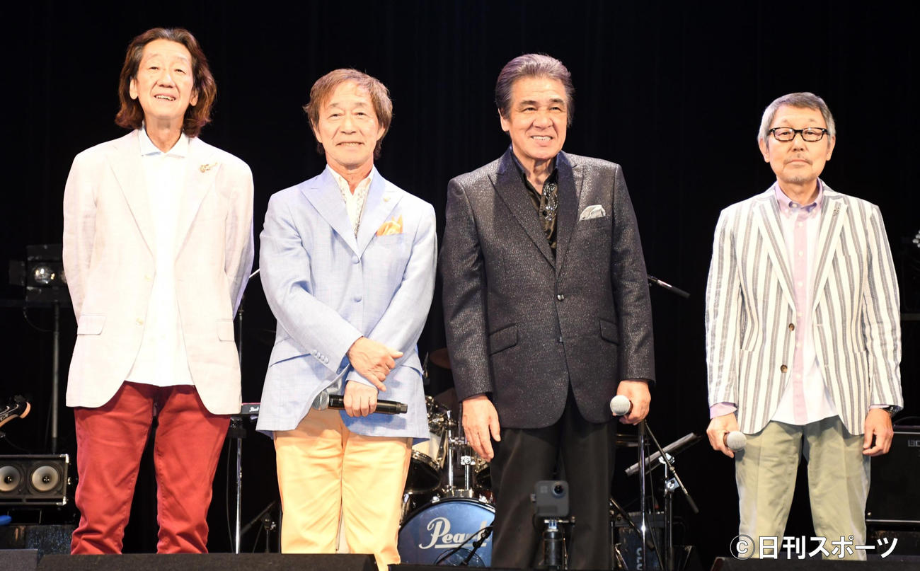 「鳥羽一郎・海援隊ライブコンサート」を行った、左から千葉和臣、武田鉄矢、鳥羽一郎、中牟田俊男（撮影・大友陽平）