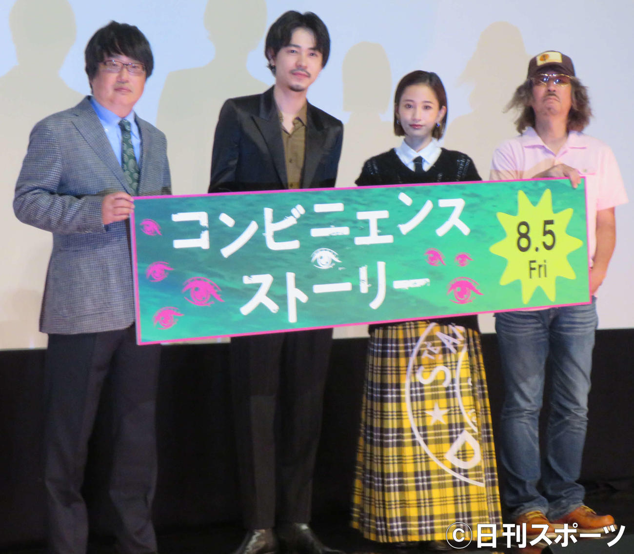 映画「コンビニエンス・ストーリー」完成披露舞台あいさつに登壇した、左から六角精児、成田凌、前田敦子、三木聡監督（撮影・村上幸将）